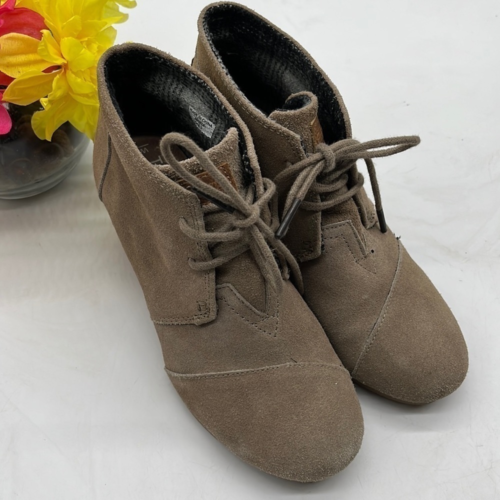 Toms tan suede wedge ankle bootie Sz 6.5. MCA1838B